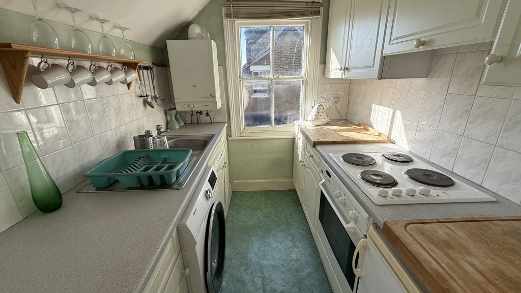 Lot: 111 - TOP FLOOR FLAT FOR IMPROVEMENT - Internal image of kitchen